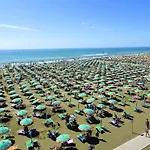 Charming Flat Just Steps Away From The Bibione