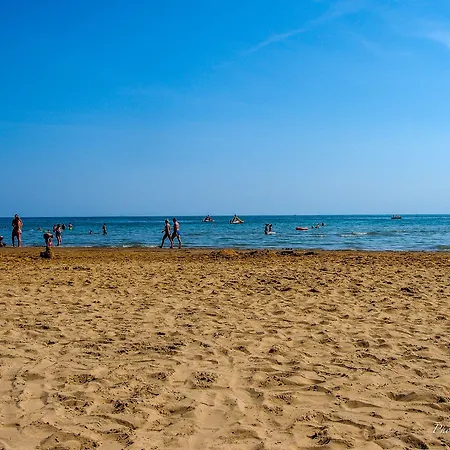 Charming Flat Just Steps Away From The * بيبيوني